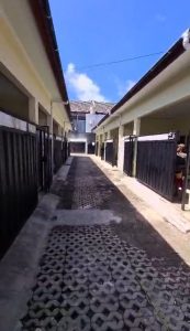 Single-story house with east-facing entrance in Gelogor Carik, featuring a comfortable layout and mo.
