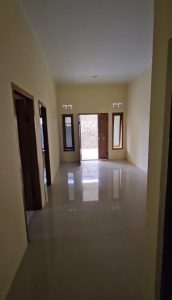 Interior view of a comfortable single-story house with east-facing windows in Gelogor Carik.