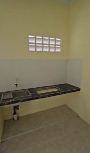 Interior dapur rumah satu lantai di Gelogor Carik, nyaman dan fungsional.