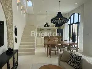 Villa 4 kamar tidur lengkap furnitur di Ungasan, dengan ruang tamu tertutup dan pemandangan rooftop.