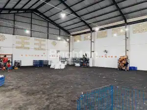 Warehouse with large open space and high ceiling in Tabanan, ready for operational use.