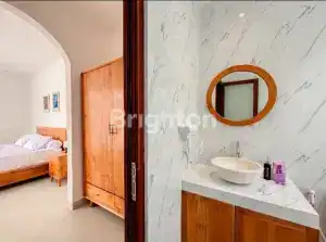 Spacious 2-bedroom villa with modern decor, close to Nuanu Creative City, featuring a rooftop view o.