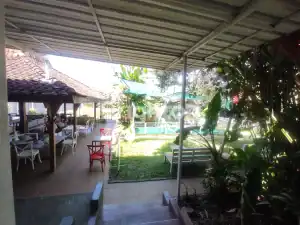 Ex Restaurant & Coffee Shop space for sale in Kerobokan, 700 m² property with outdoor seating and lu.