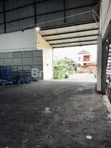 Operational-ready warehouse with 3560 m² space, legal documentation, and large truck access in Taban.