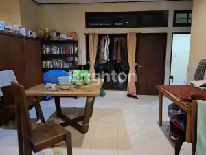 Spacious living room with ample storage and cozy furniture in a strategic location.