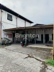 Spacious warehouse in Denpasar with cargo area, ready for business use.