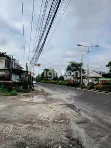 Large warehouse with cargo area in Denpasar, suitable for logistics and storage operations.
