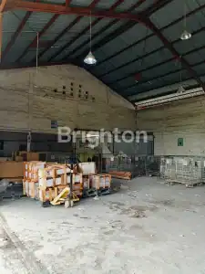 Large warehouse with cargo area in Denpasar, ideal for storage and operations. Ready for business us.