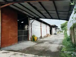 Large warehouse with cargo area in Denpasar, suitable for logistics and storage operations.